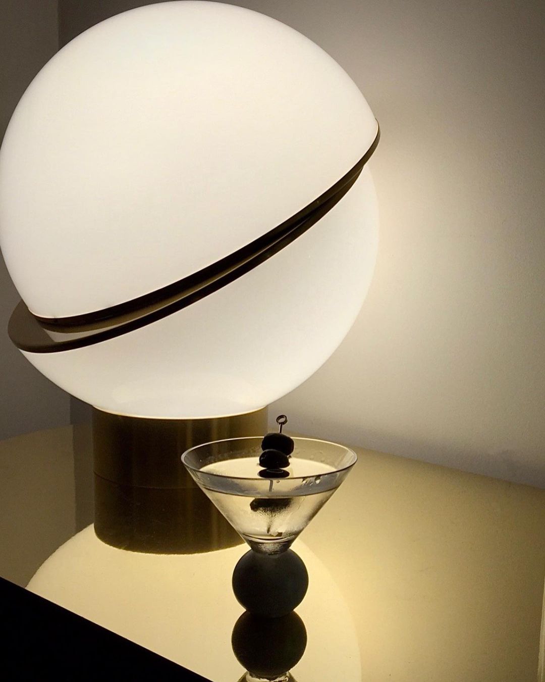 Candeeiro de mesa futurista Solaria