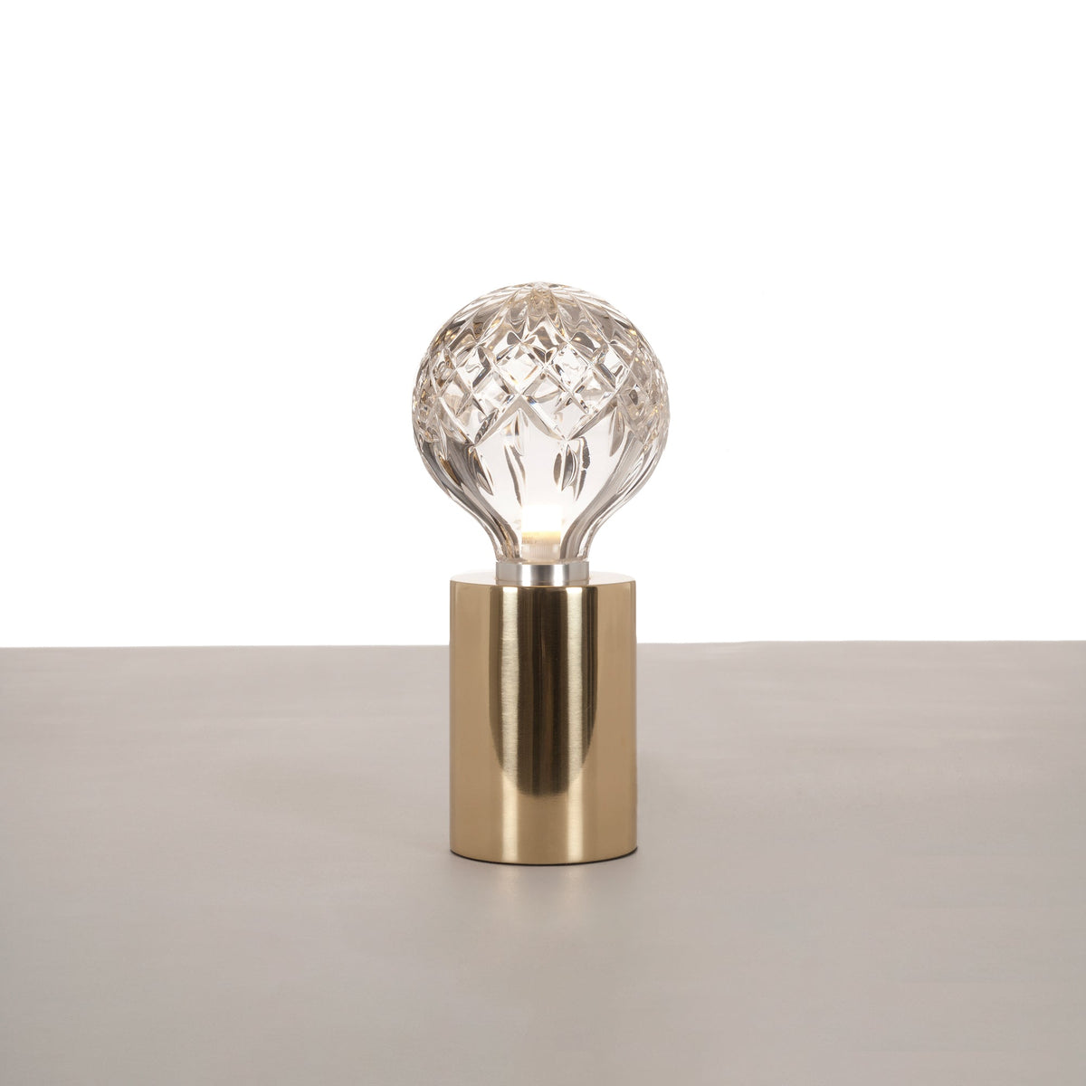 Lyrician industriel bordlampe i messing og glas