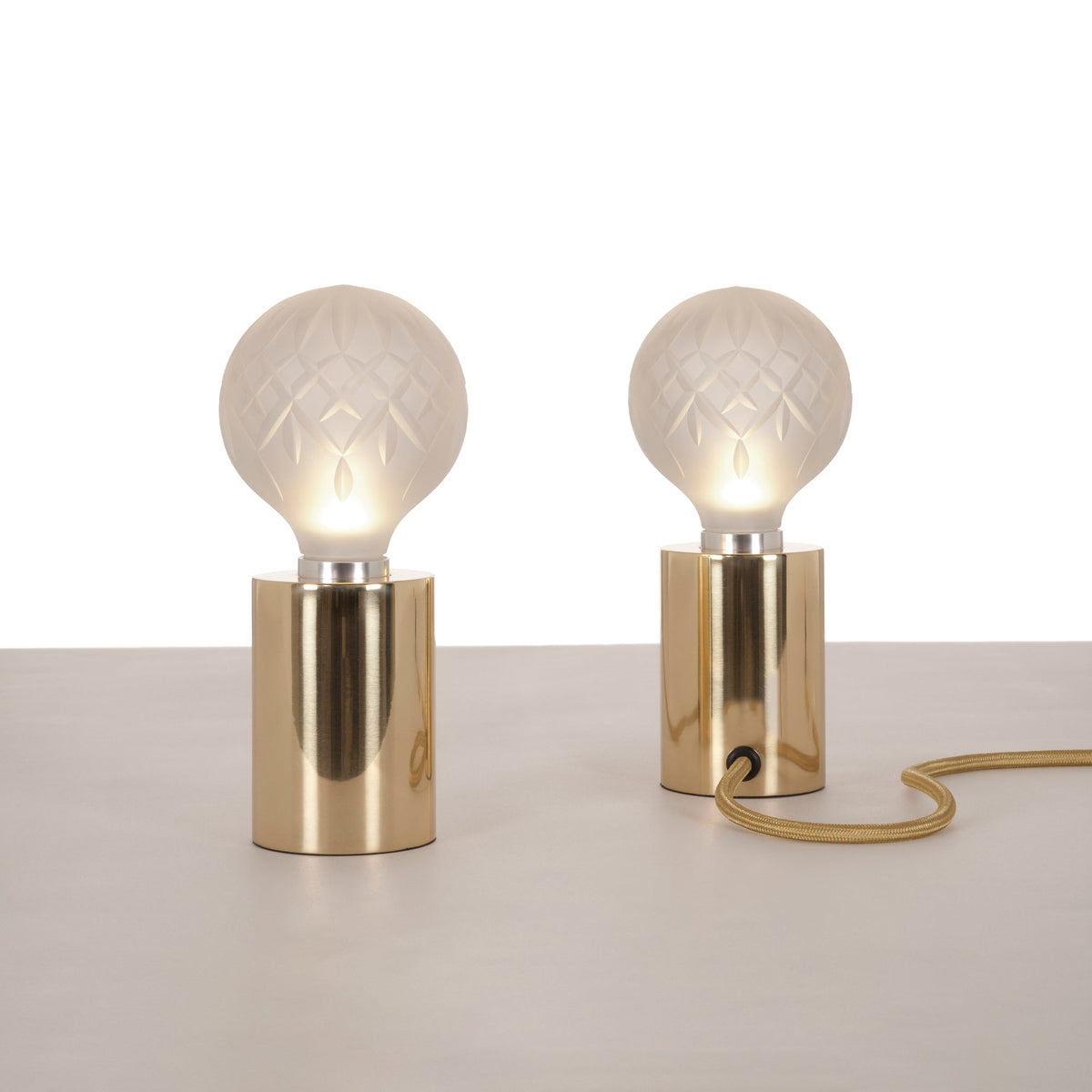 Lyrician industriel bordlampe i messing og glas