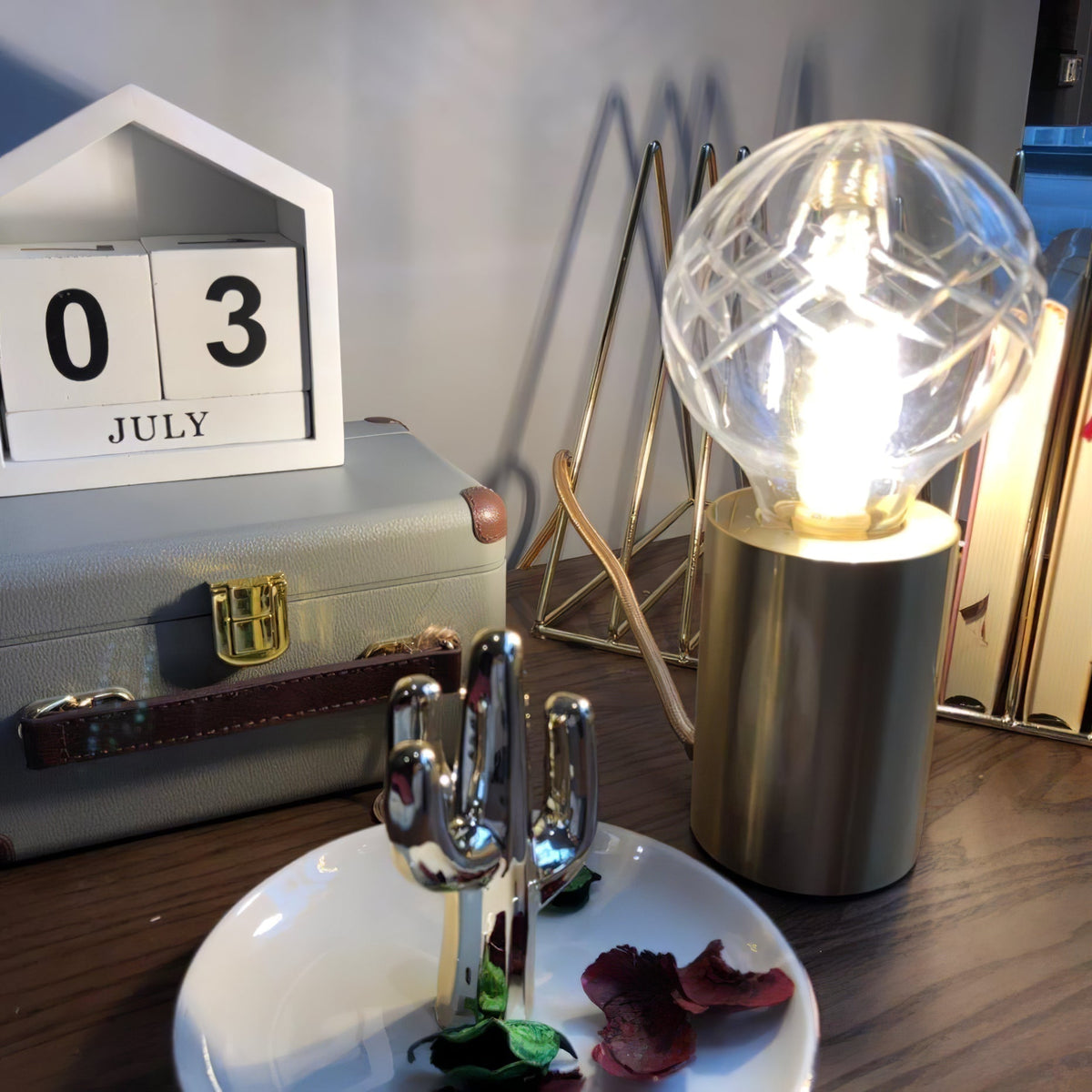 Lyrician industriel bordlampe i messing og glas