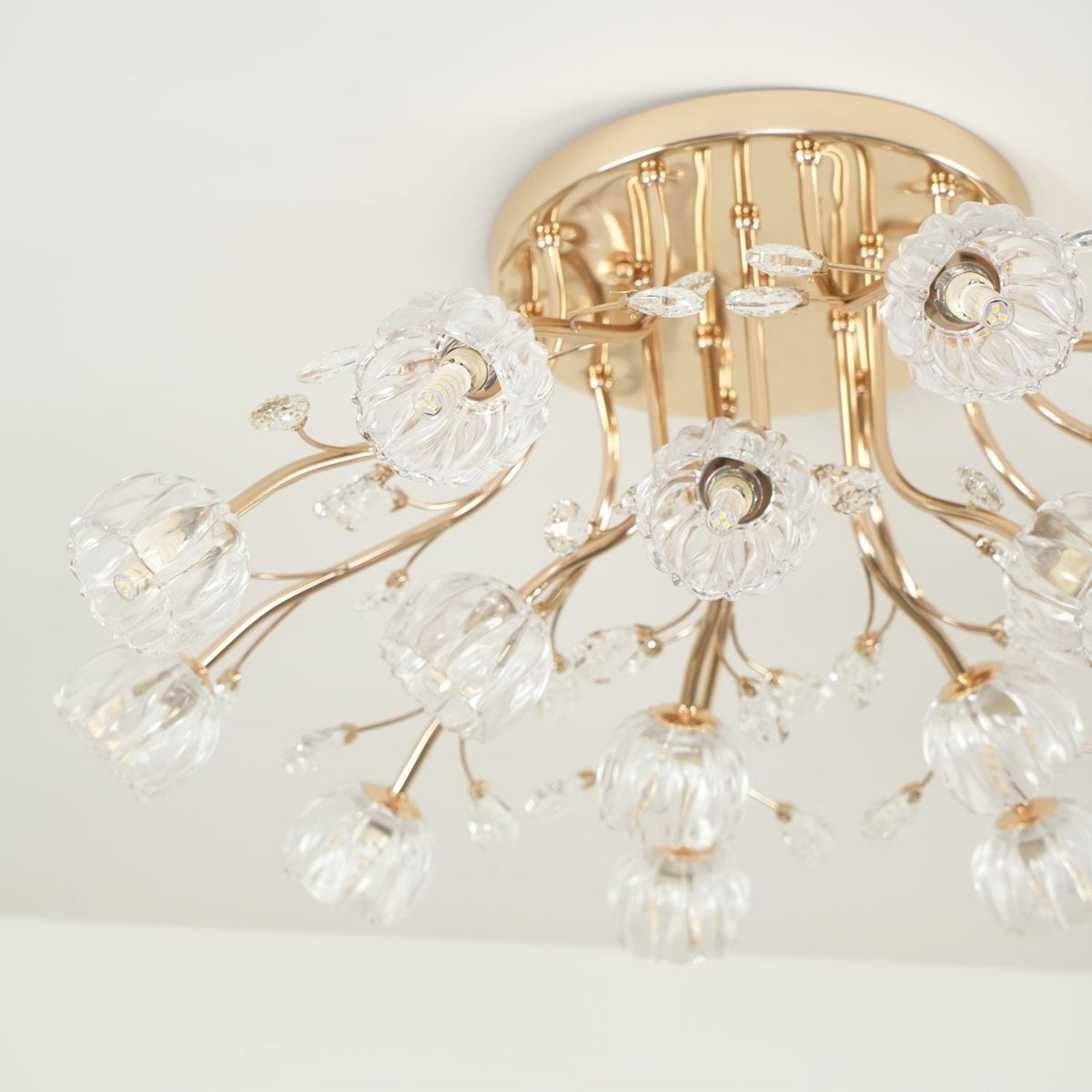Elyinira postmoderne luksusloftlampe med blomsterform og krystaller