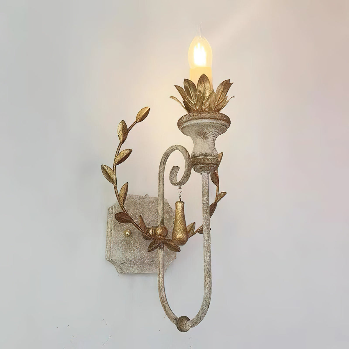 Opal-vägglampa i trä