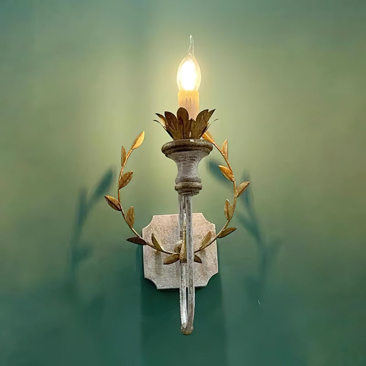 Opal-vägglampa i trä