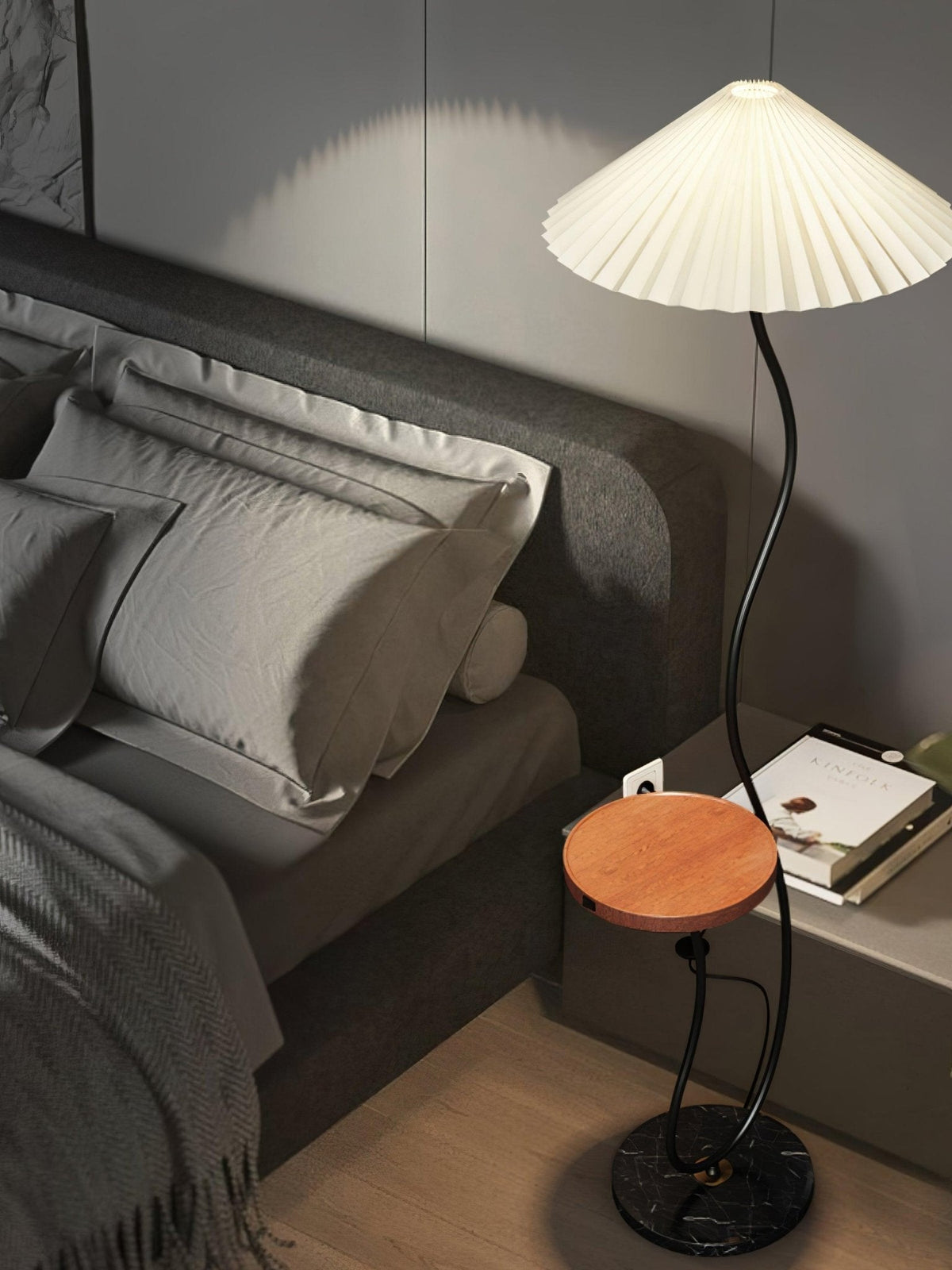 Ghel minimalistisk gulvlampe i træ
