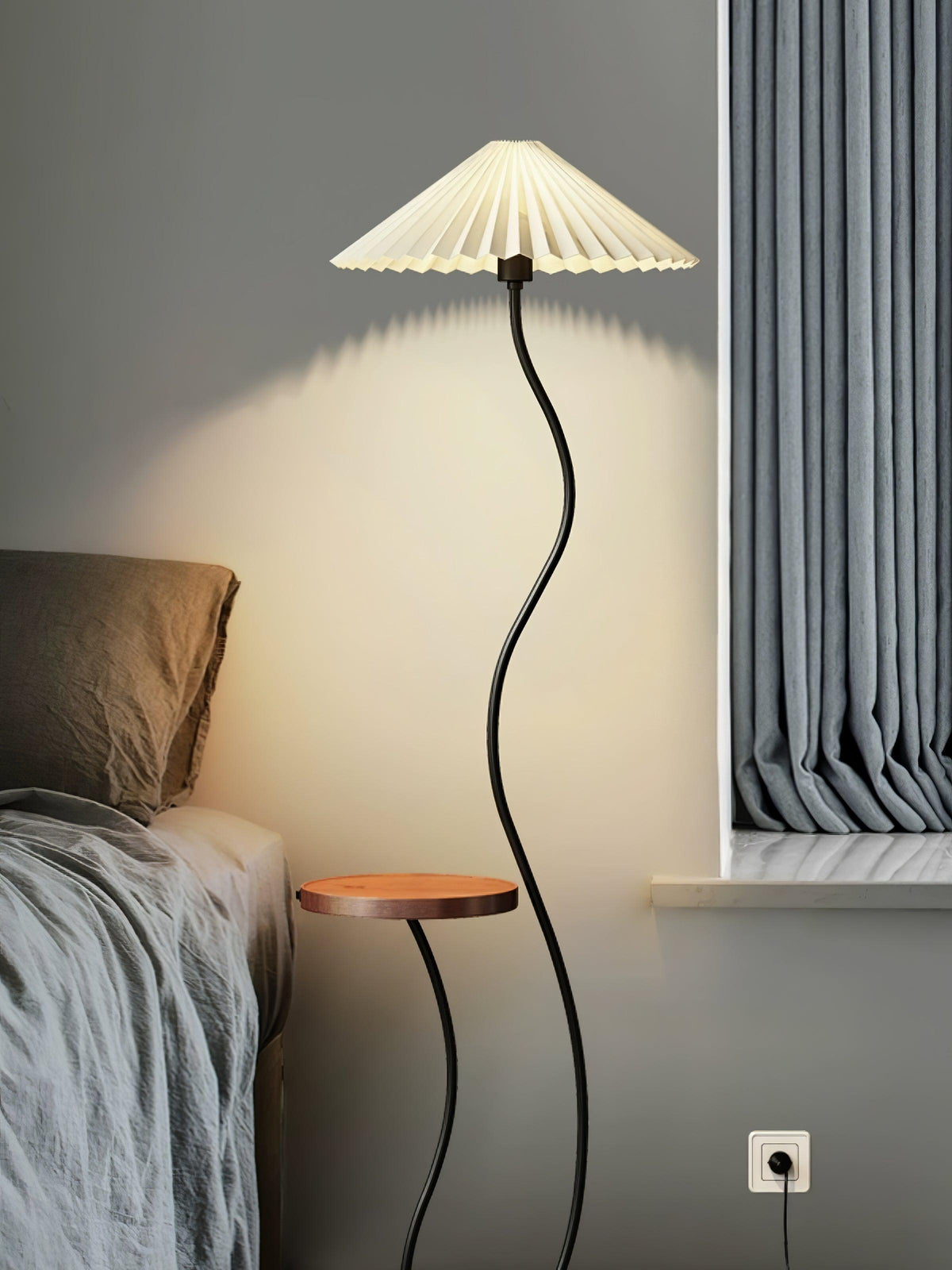 Ghel minimalistisk gulvlampe i træ