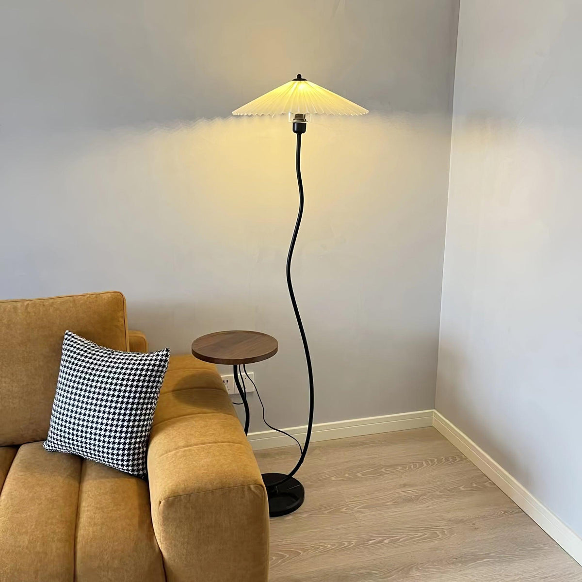 Ghel minimalistisk gulvlampe i træ