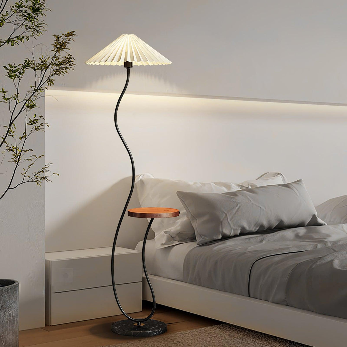 Ghel minimalistisk gulvlampe i træ