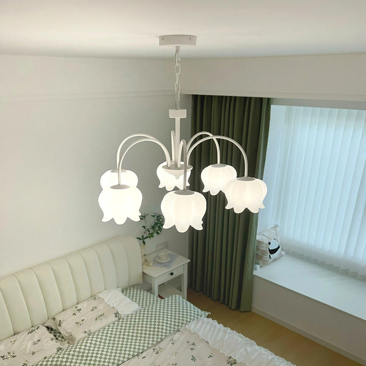 Lustre branco elegante com cúpulas em forma de sino, braços curvos e motivos florais Veleissa