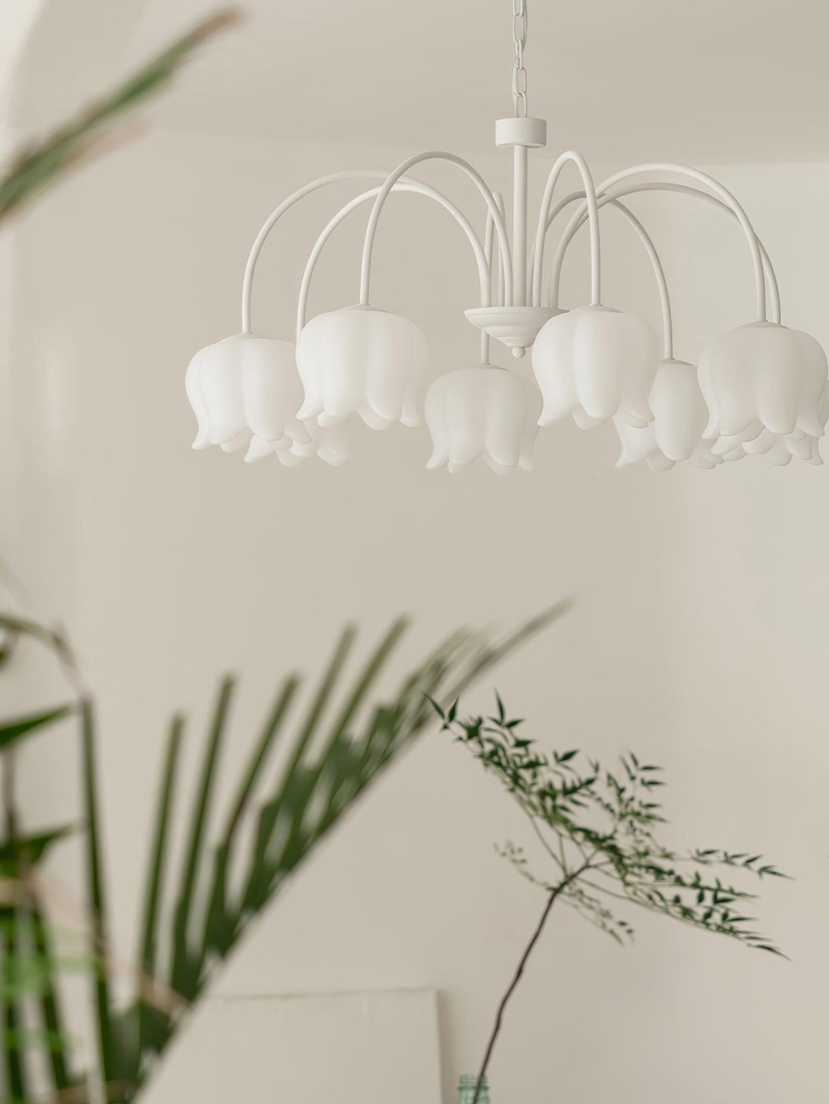 Lustre branco elegante com cúpulas em forma de sino, braços curvos e motivos florais Veleissa