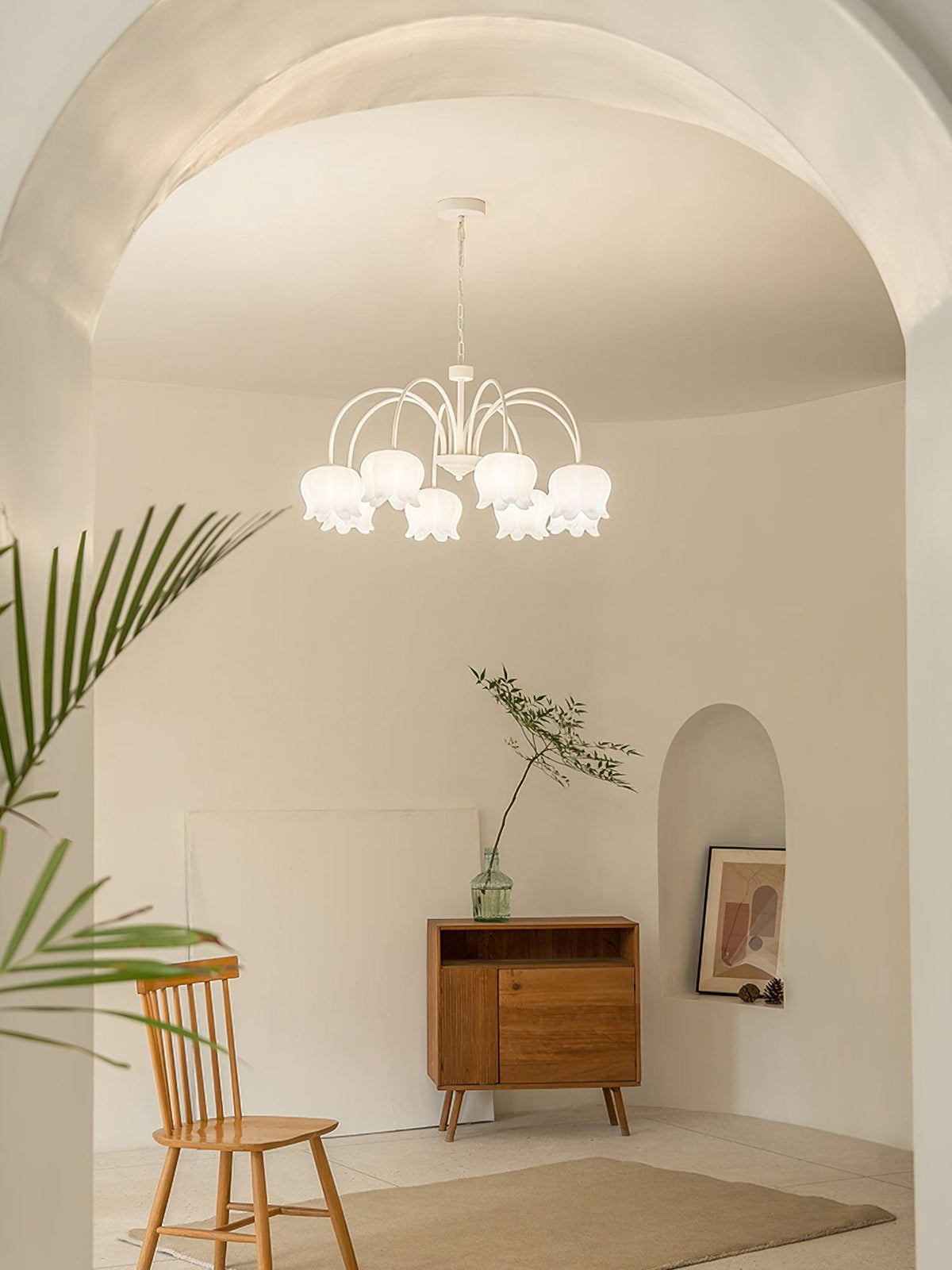 Lustre branco elegante com cúpulas em forma de sino, braços curvos e motivos florais Veleissa