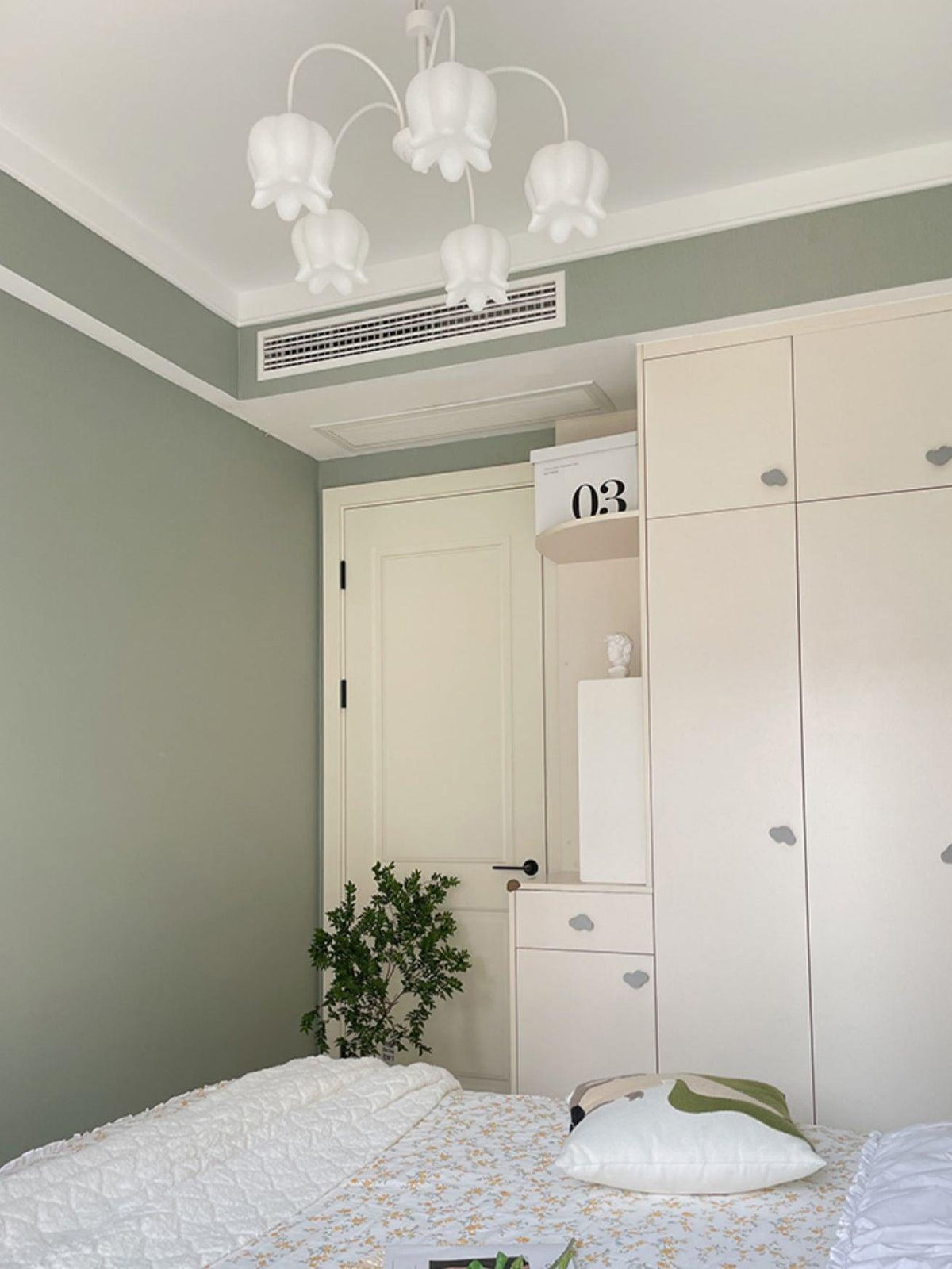 Lustre branco elegante com cúpulas em forma de sino, braços curvos e motivos florais Veleissa