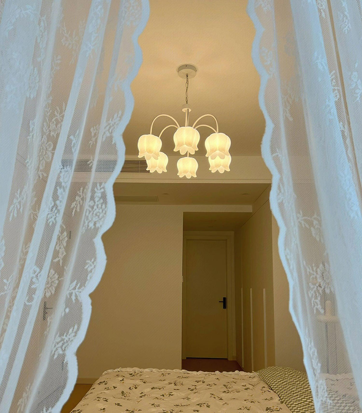 Lustre branco elegante com cúpulas em forma de sino, braços curvos e motivos florais Veleissa