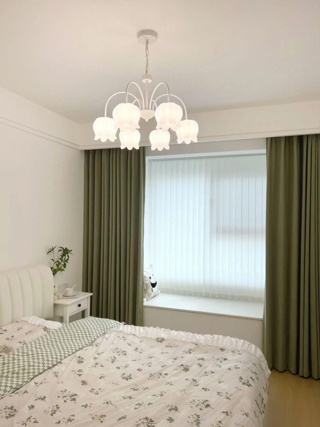 Lustre branco elegante com cúpulas em forma de sino, braços curvos e motivos florais Veleissa
