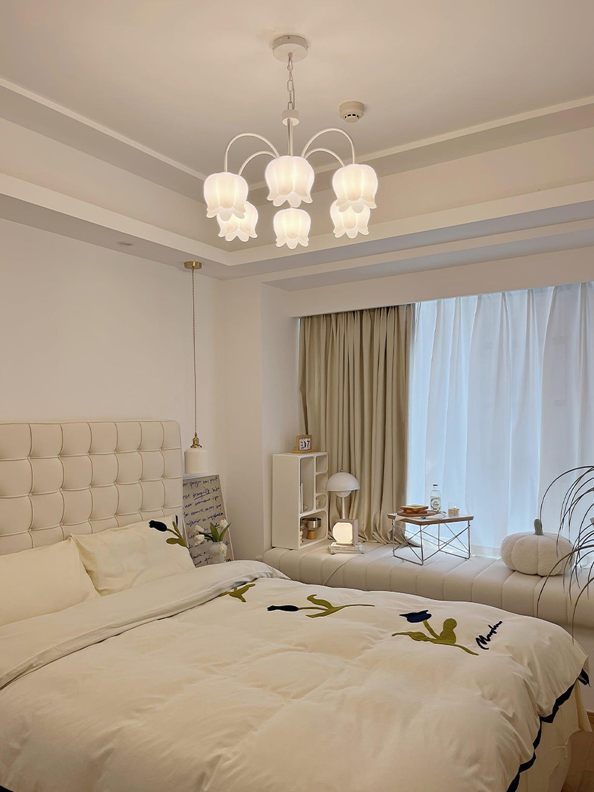 Lustre branco elegante com cúpulas em forma de sino, braços curvos e motivos florais Veleissa