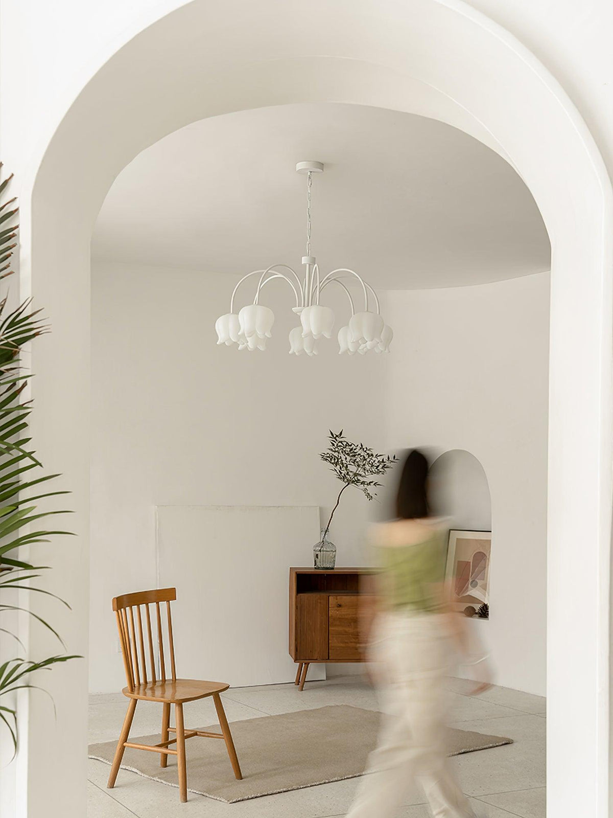 Lustre branco elegante com cúpulas em forma de sino, braços curvos e motivos florais Veleissa