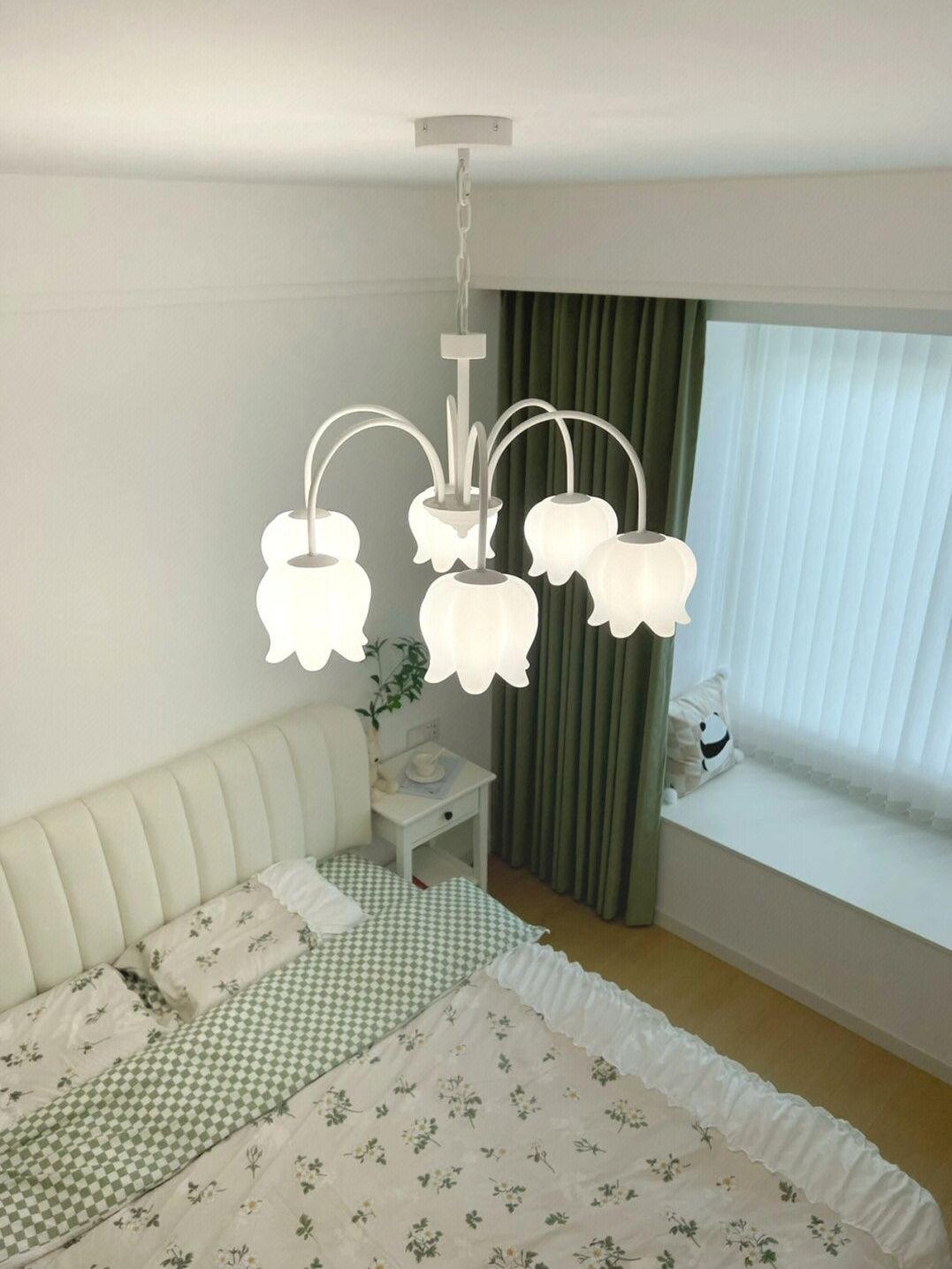 Lustre branco elegante com cúpulas em forma de sino, braços curvos e motivos florais Veleissa