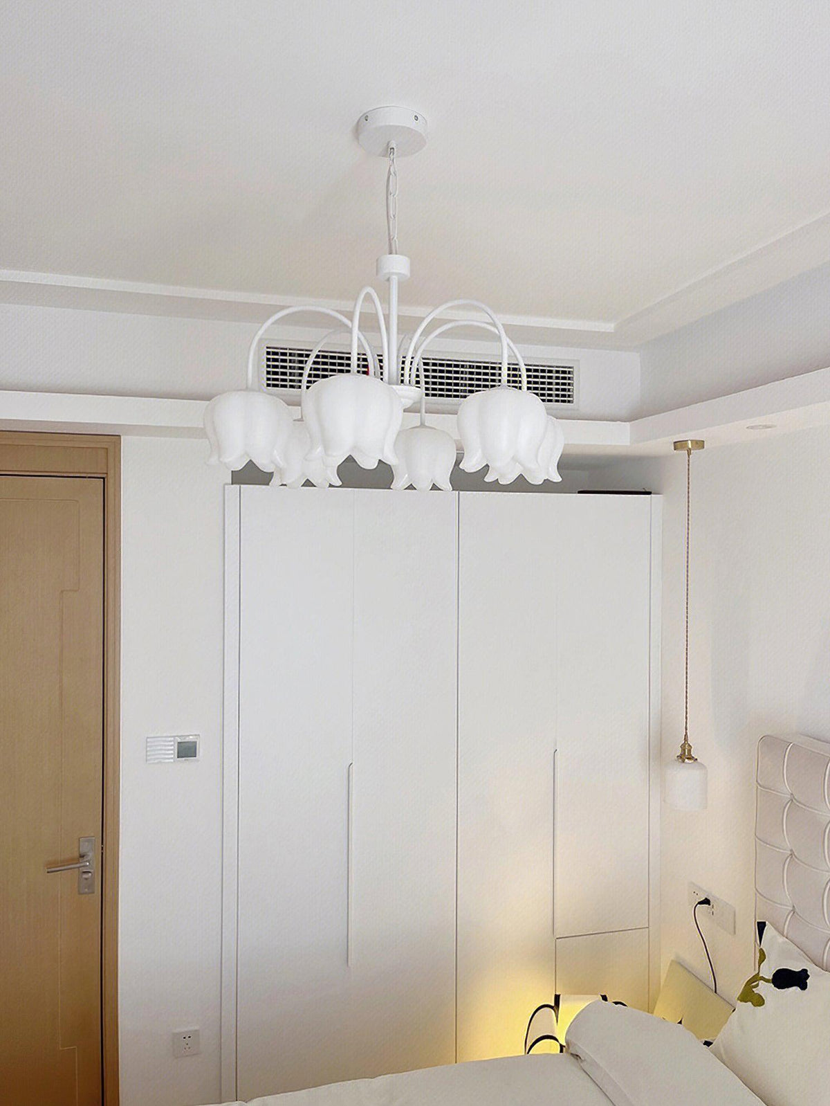Lustre branco elegante com cúpulas em forma de sino, braços curvos e motivos florais Veleissa
