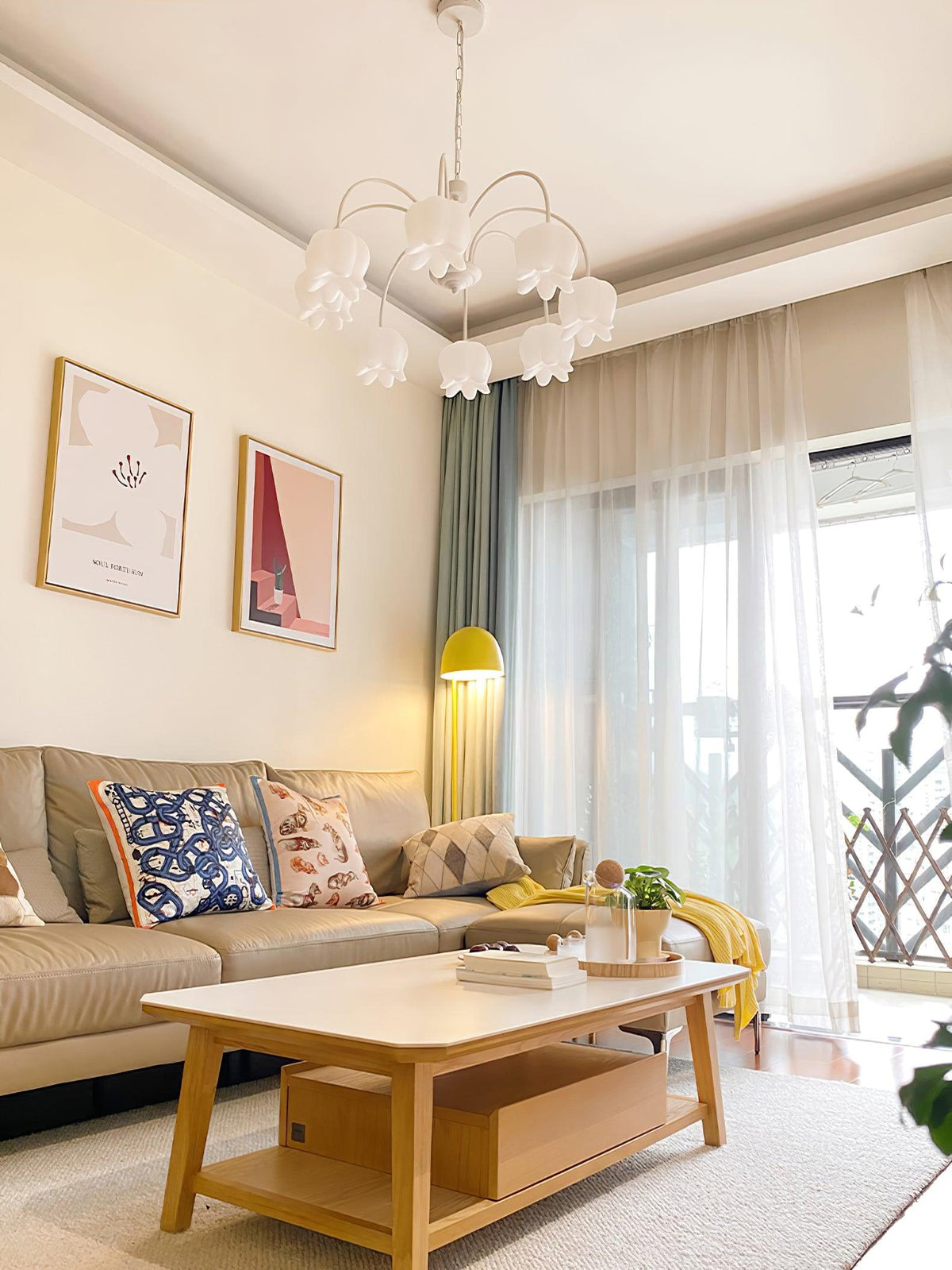 Lustre branco elegante com cúpulas em forma de sino, braços curvos e motivos florais Veleissa