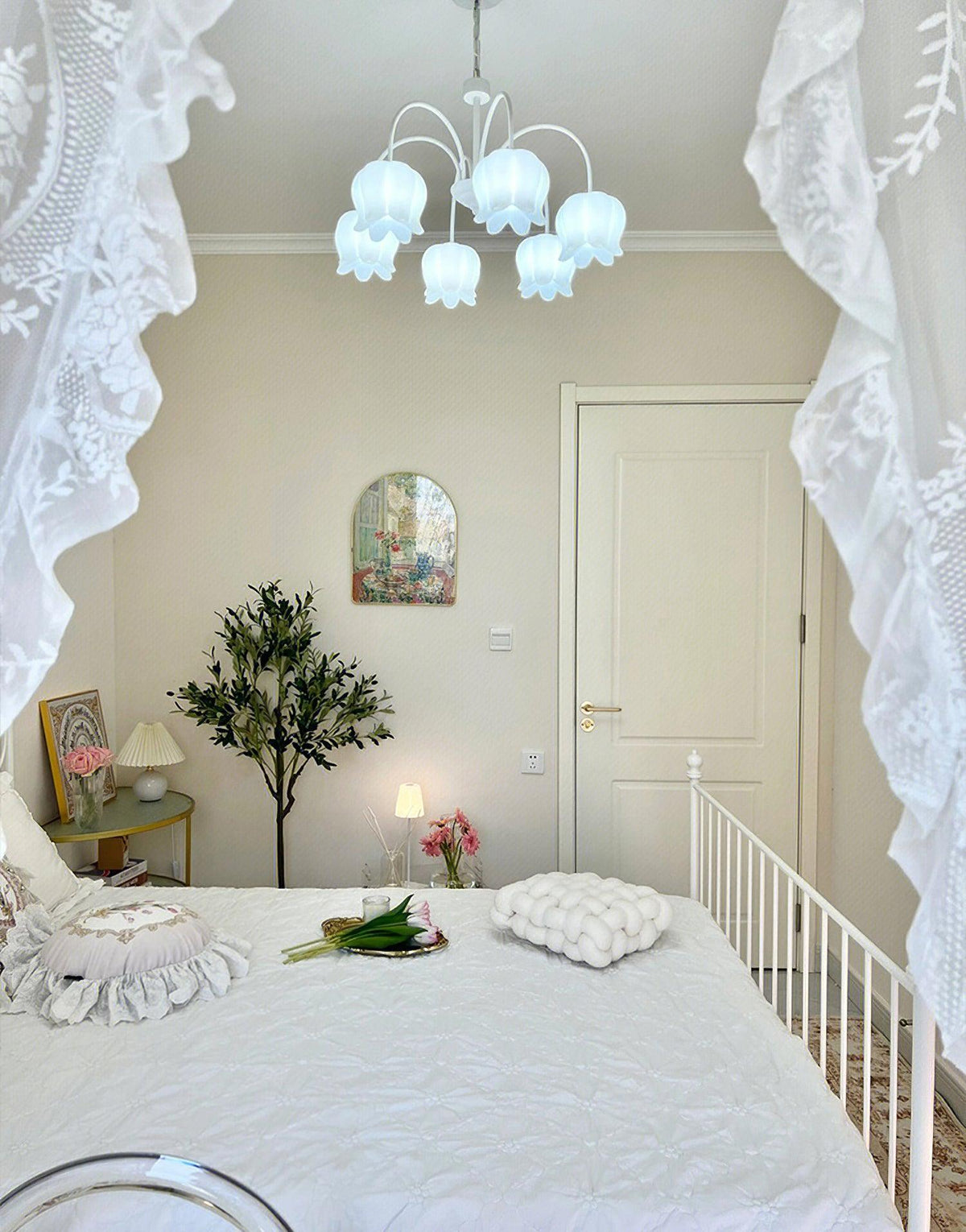 Lustre branco elegante com cúpulas em forma de sino, braços curvos e motivos florais Veleissa