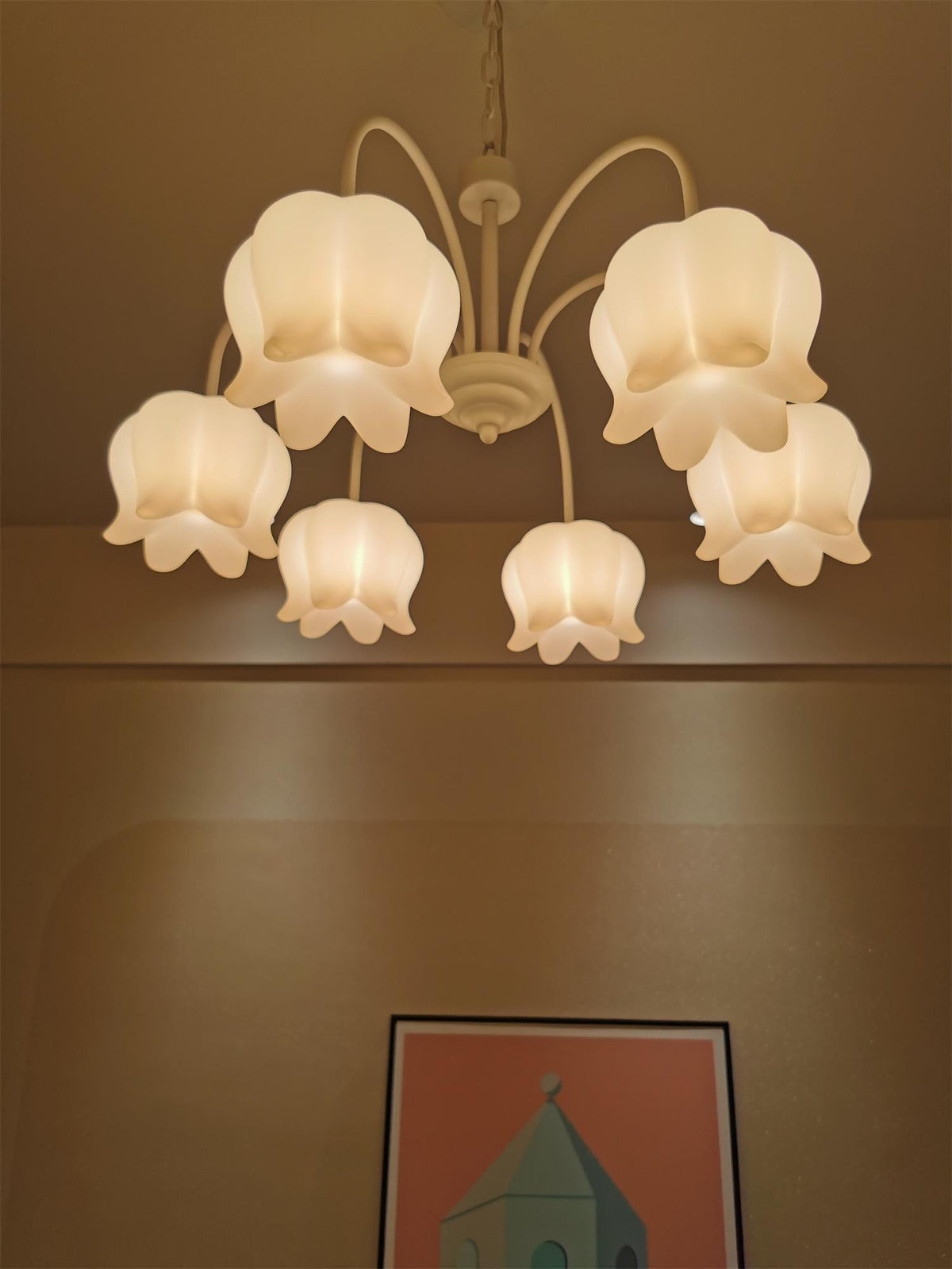 Lustre branco elegante com cúpulas em forma de sino, braços curvos e motivos florais Veleissa