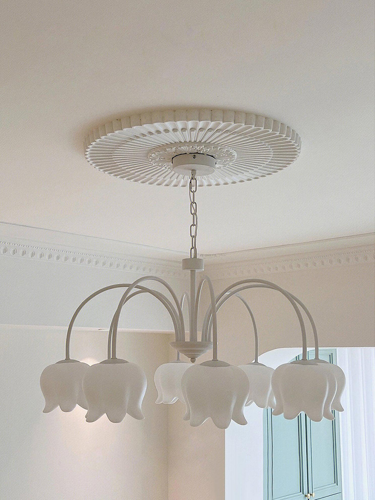 Lustre branco elegante com cúpulas em forma de sino, braços curvos e motivos florais Veleissa
