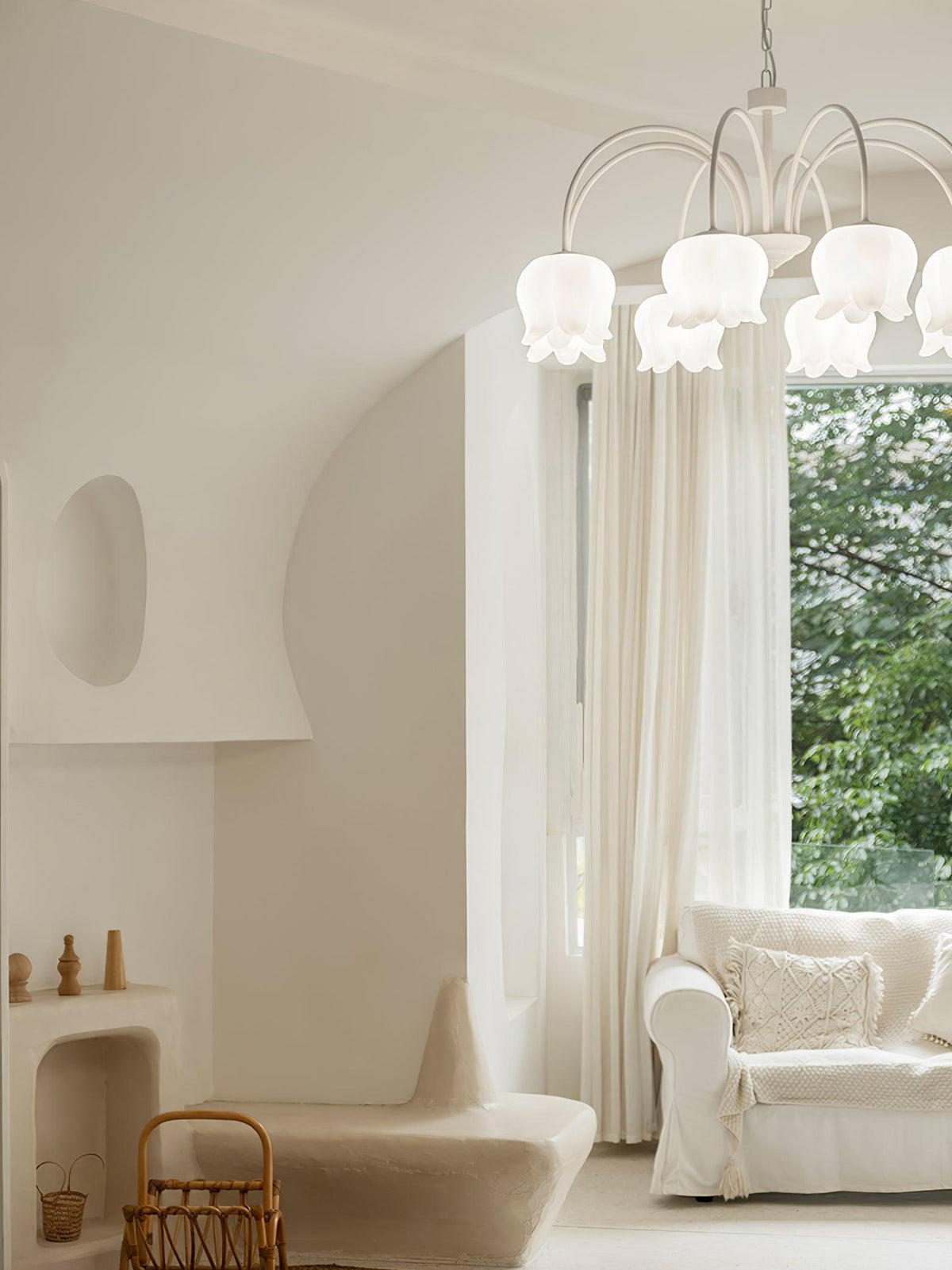 Lustre branco elegante com cúpulas em forma de sino, braços curvos e motivos florais Veleissa