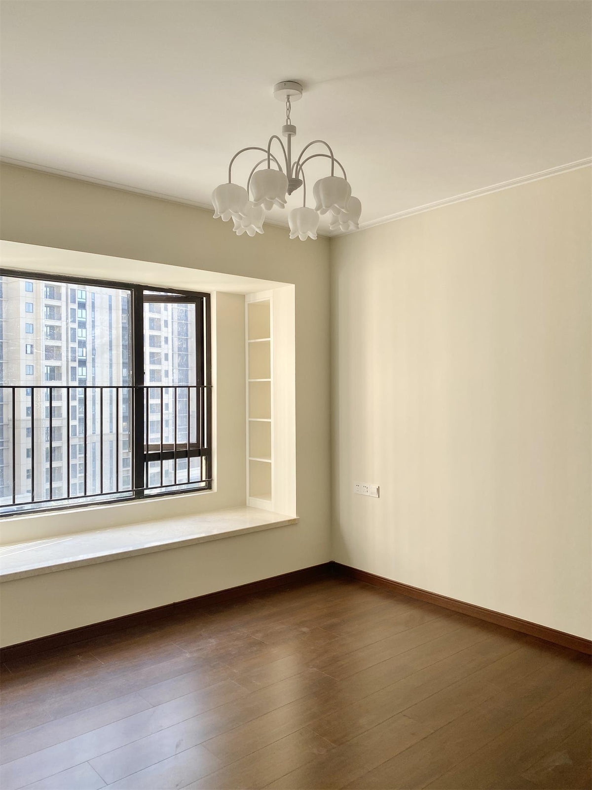 Lustre branco elegante com cúpulas em forma de sino, braços curvos e motivos florais Veleissa