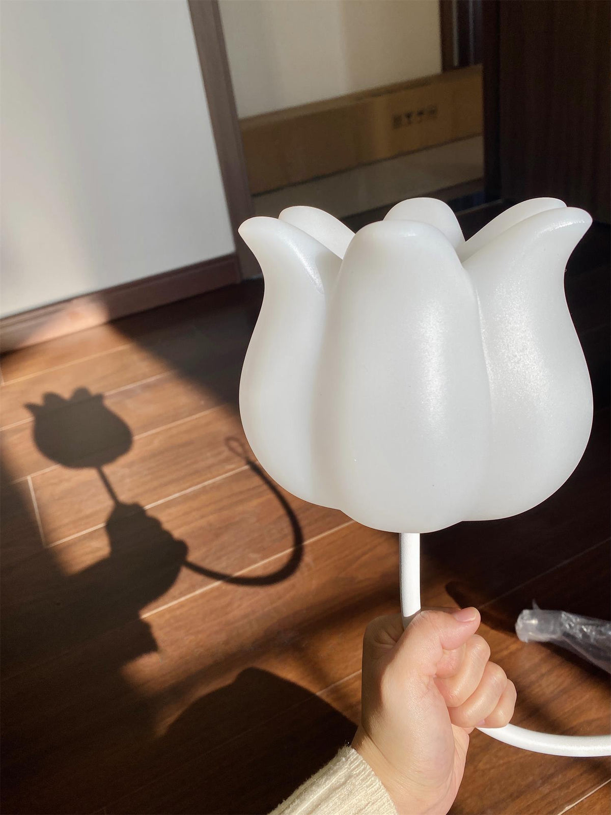 Lustre branco elegante com cúpulas em forma de sino, braços curvos e motivos florais Veleissa