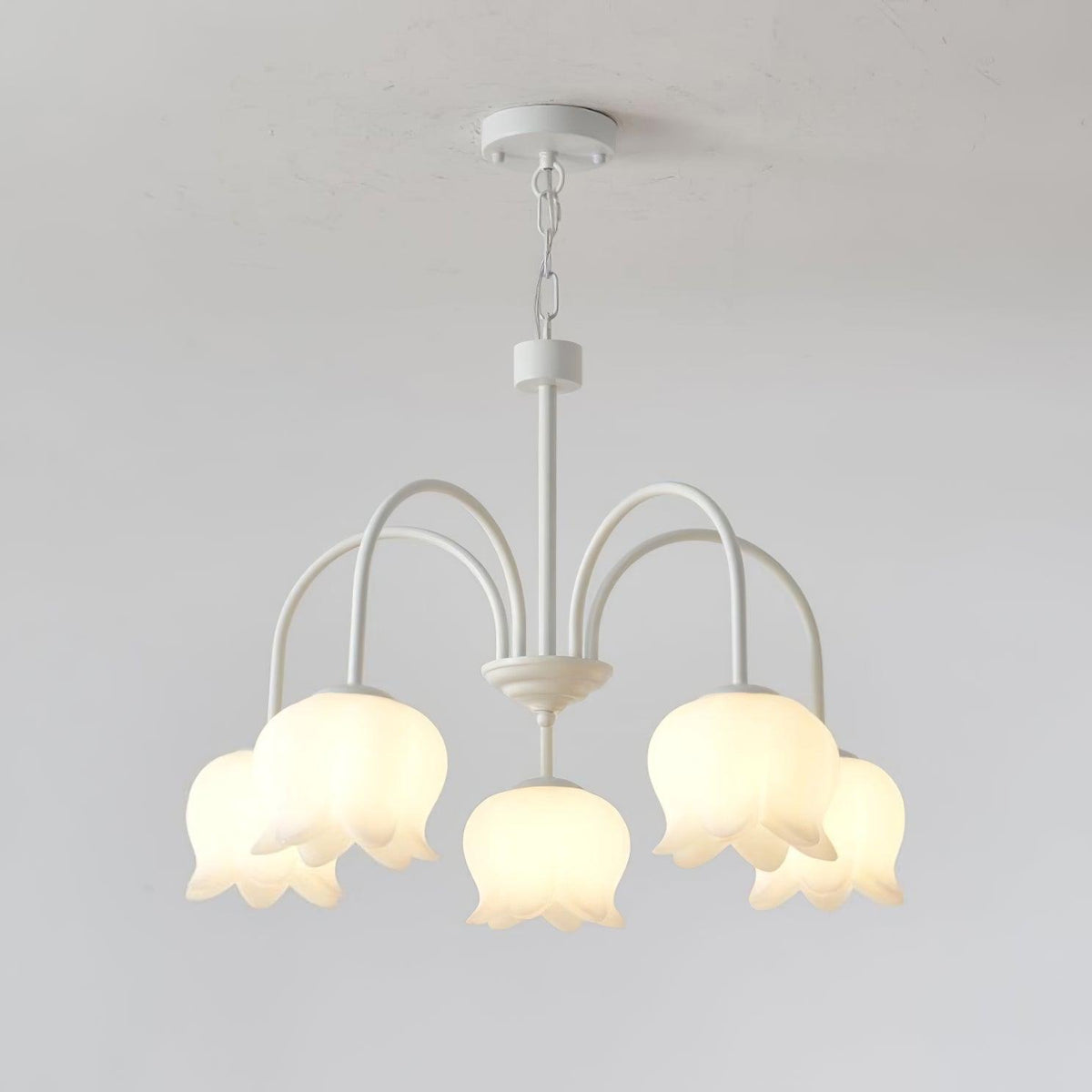 Lustre branco elegante com cúpulas em forma de sino, braços curvos e motivos florais Veleissa