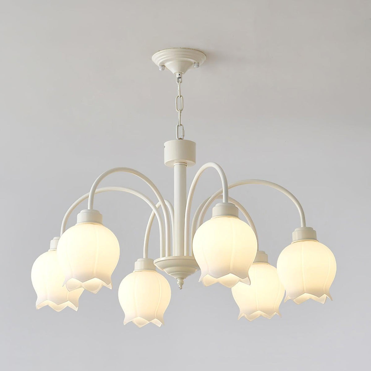 Lustre branco elegante com cúpulas em forma de sino, braços curvos e motivos florais Veleissa