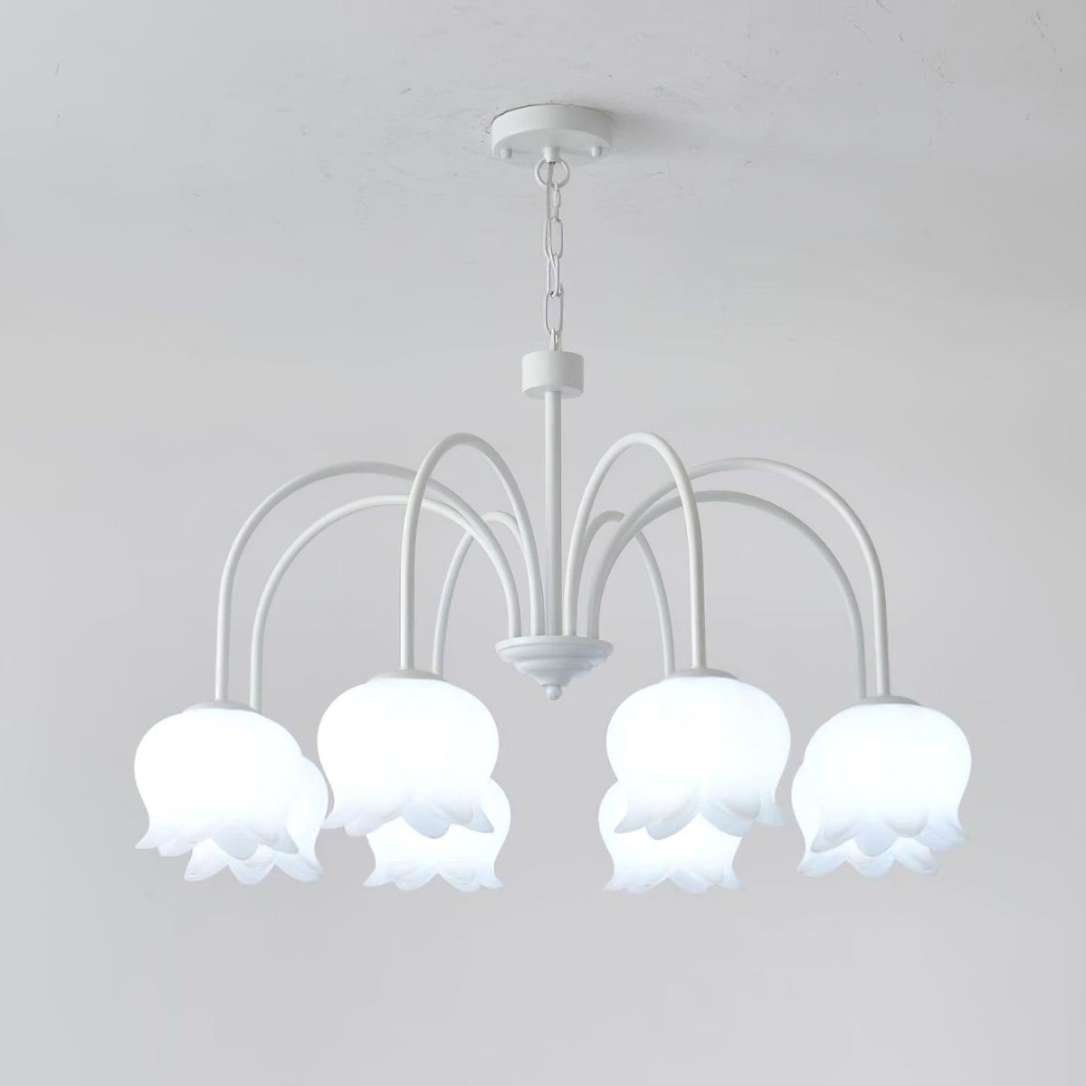 Lustre branco elegante com cúpulas em forma de sino, braços curvos e motivos florais Veleissa