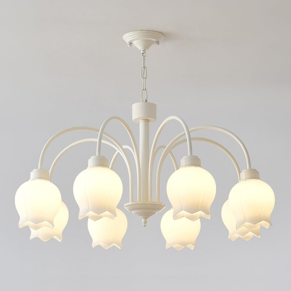 Lustre branco elegante com cúpulas em forma de sino, braços curvos e motivos florais Veleissa