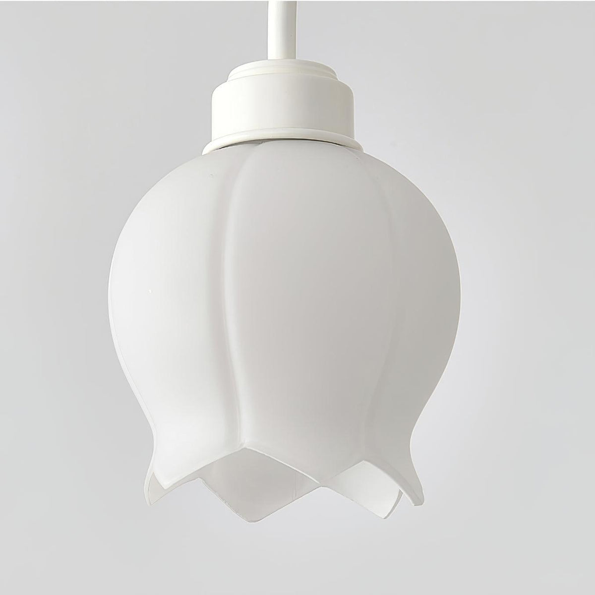 Lustre branco elegante com cúpulas em forma de sino, braços curvos e motivos florais Veleissa