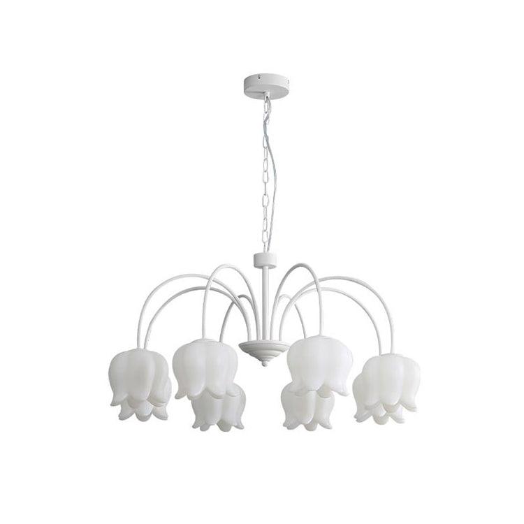 Lustre branco elegante com cúpulas em forma de sino, braços curvos e motivos florais Veleissa