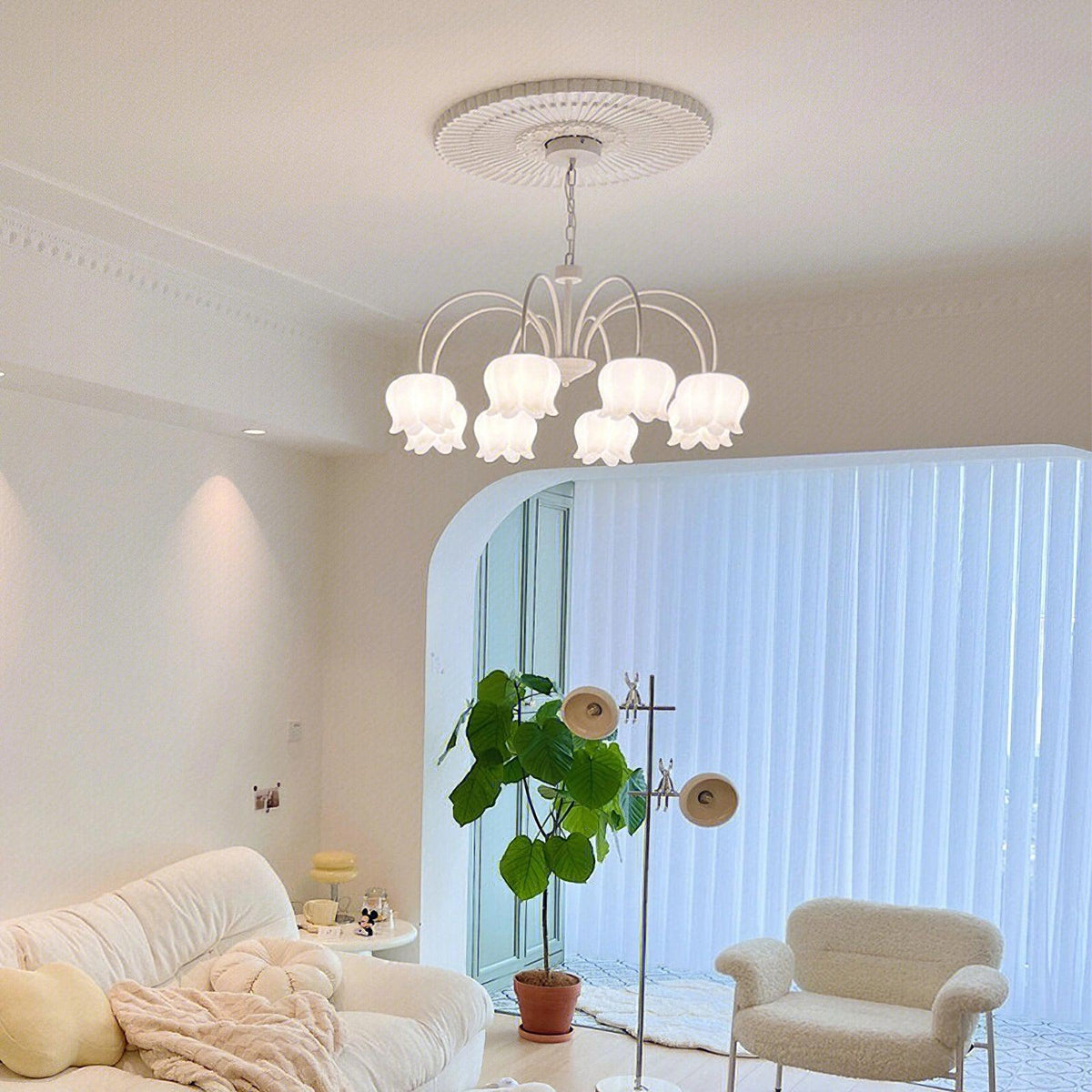 Lustre branco elegante com cúpulas em forma de sino, braços curvos e motivos florais Veleissa