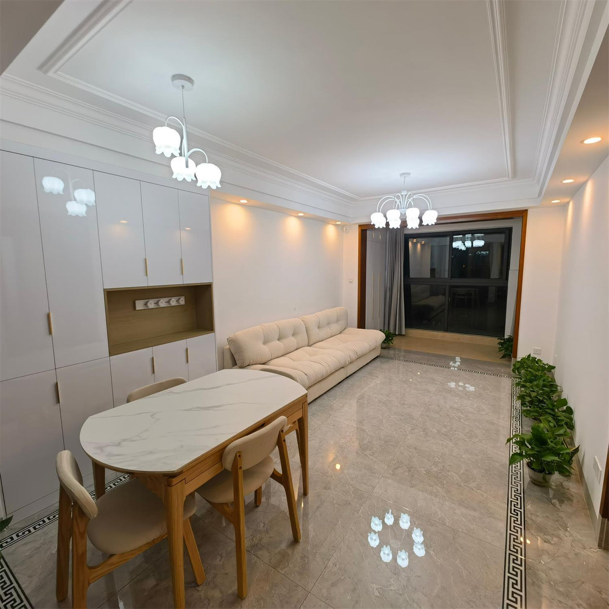 Lustre branco elegante com cúpulas em forma de sino, braços curvos e motivos florais Veleissa