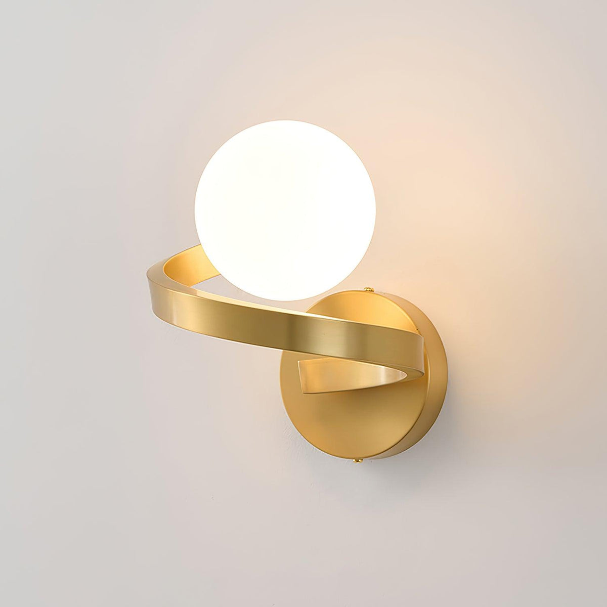 Candeeiro de parede Yvian moderno minimalista curvo, em latão e vidro