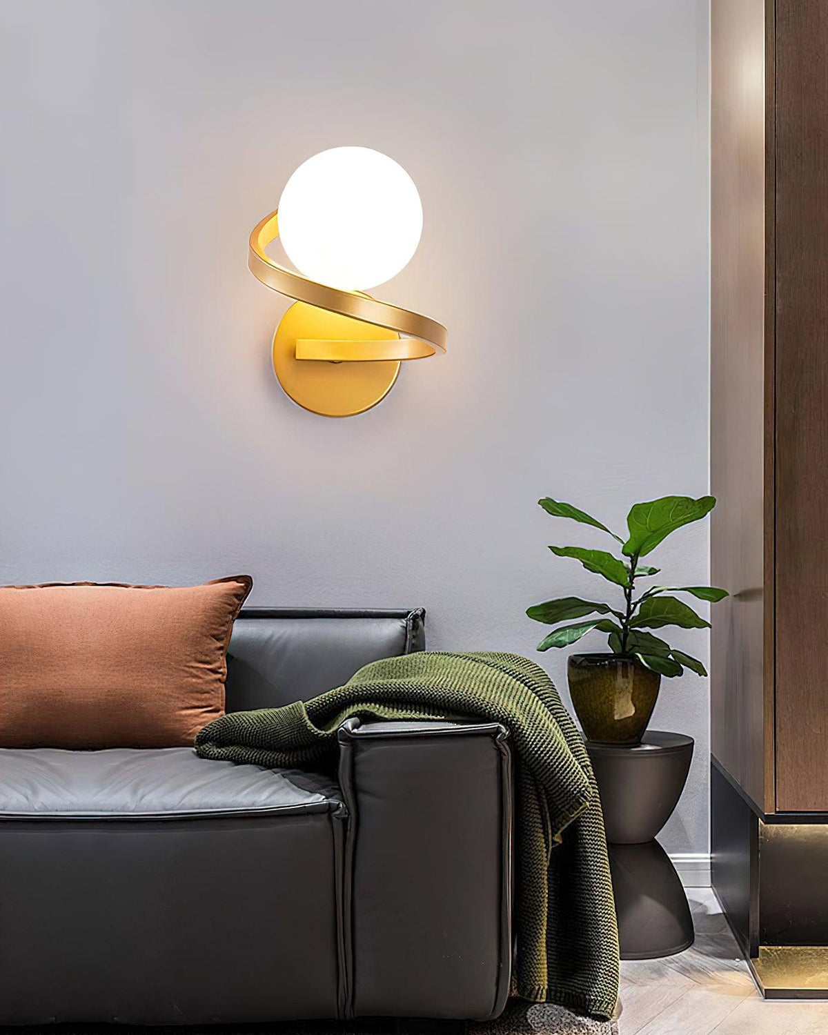 Candeeiro de parede Yvian moderno minimalista curvo, em latão e vidro