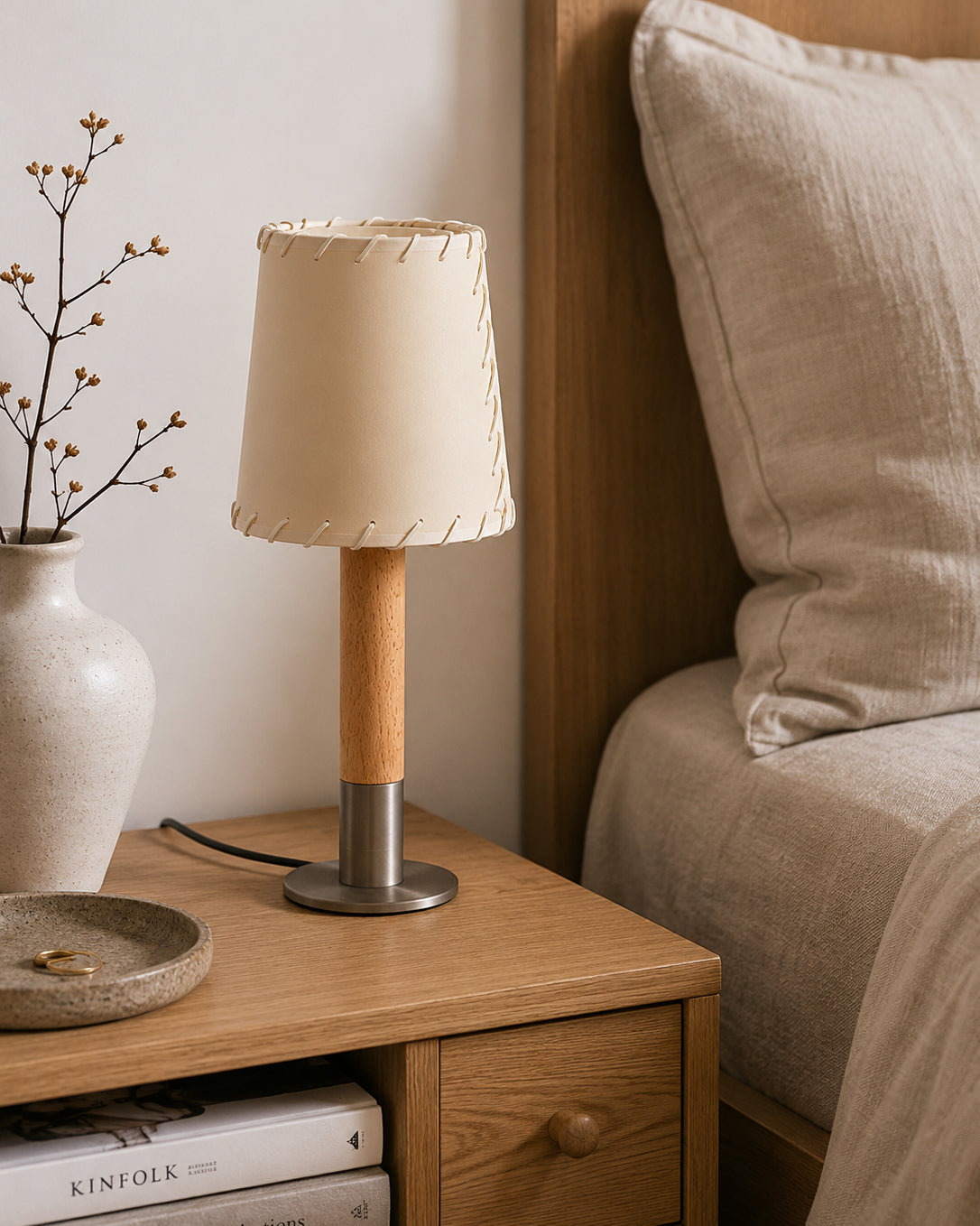 Lunve bordlampe med pergamentskærm