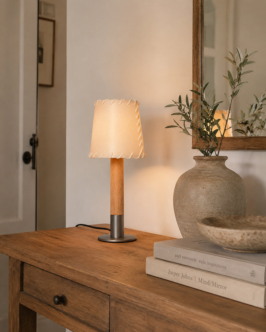 Lunve bordlampe med pergamentskærm