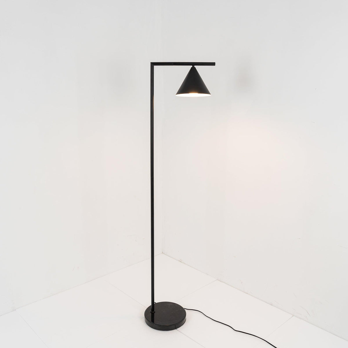 Candeeiro de pé minimalista Nell