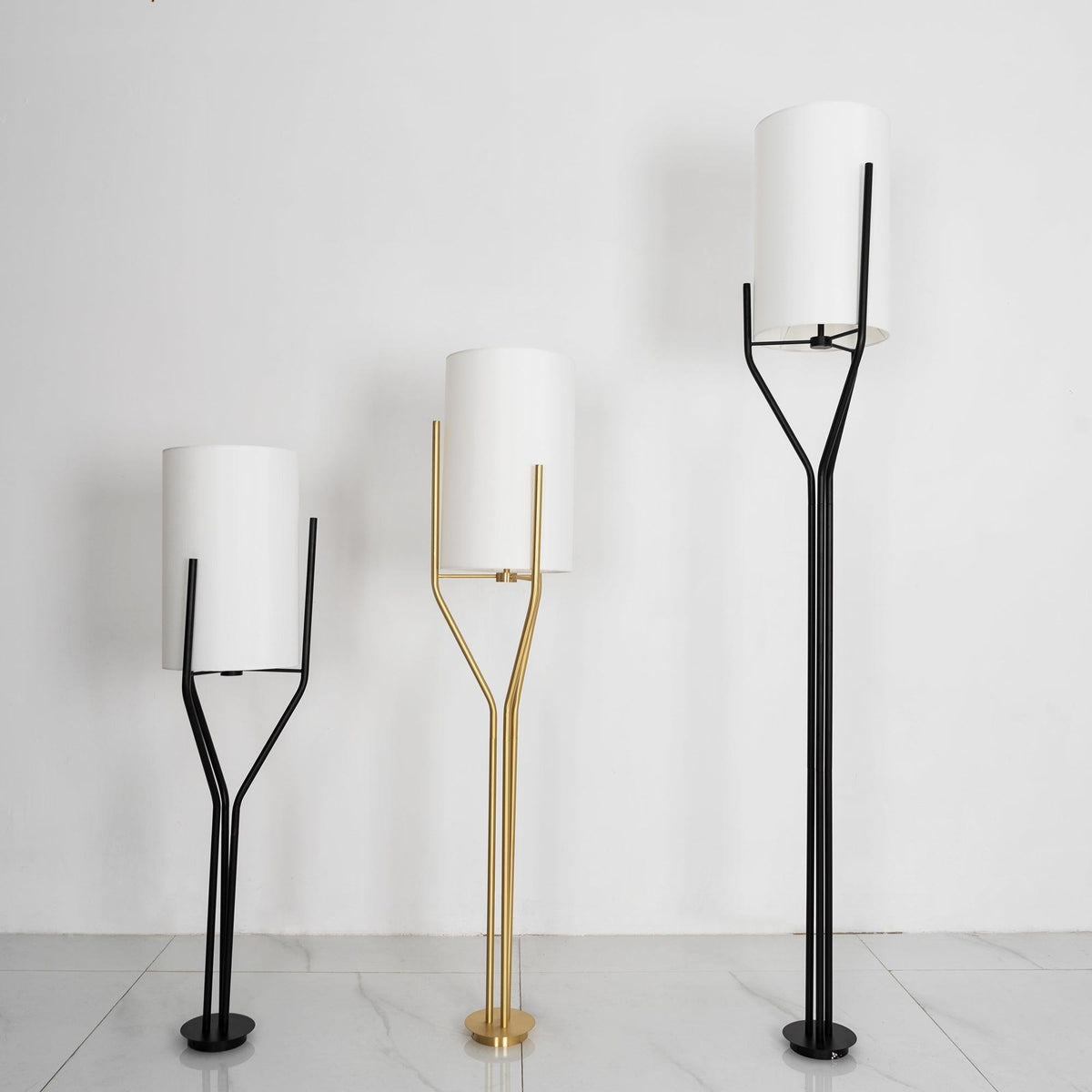 Cex moderne LED-lysekrone i messing med 3 lys