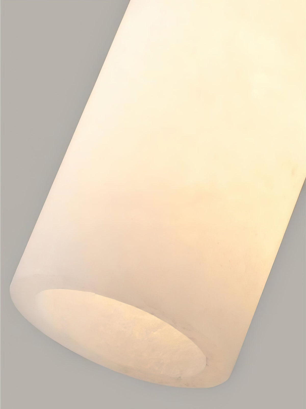 Albinenne-pendel i alabaster