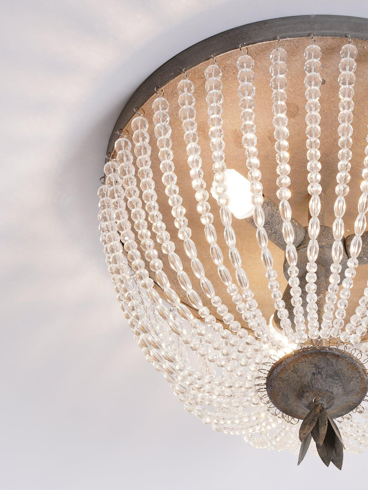 Farlan loftlampe med luksuriøse guirlander af krystalperler