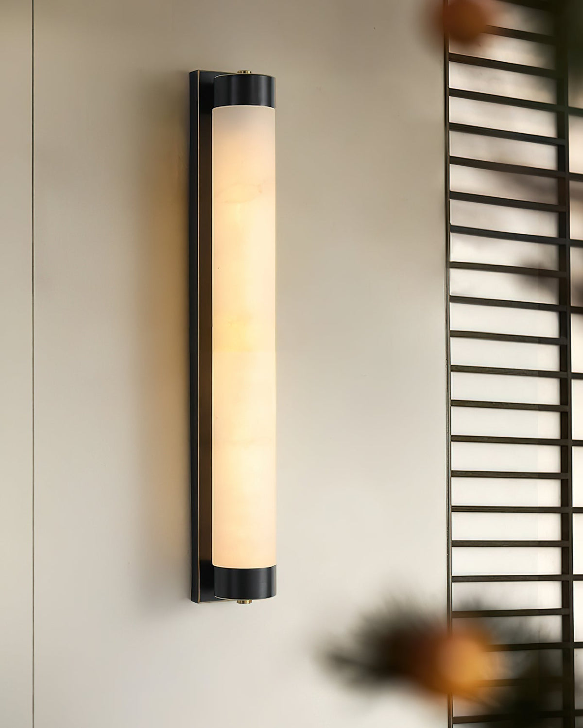 Alvion vägglampa i alabaster