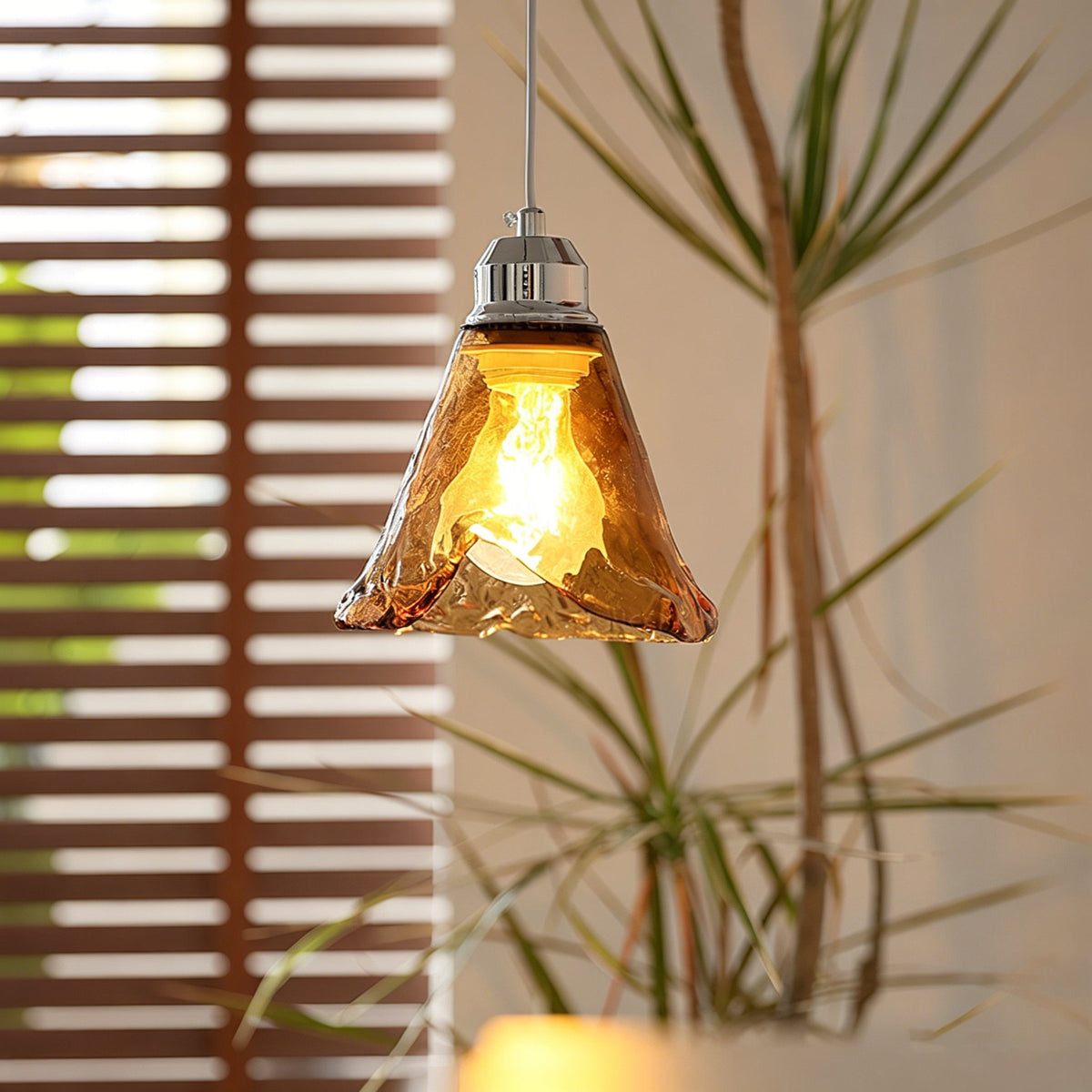 Pendellampe i ravfarvet glas