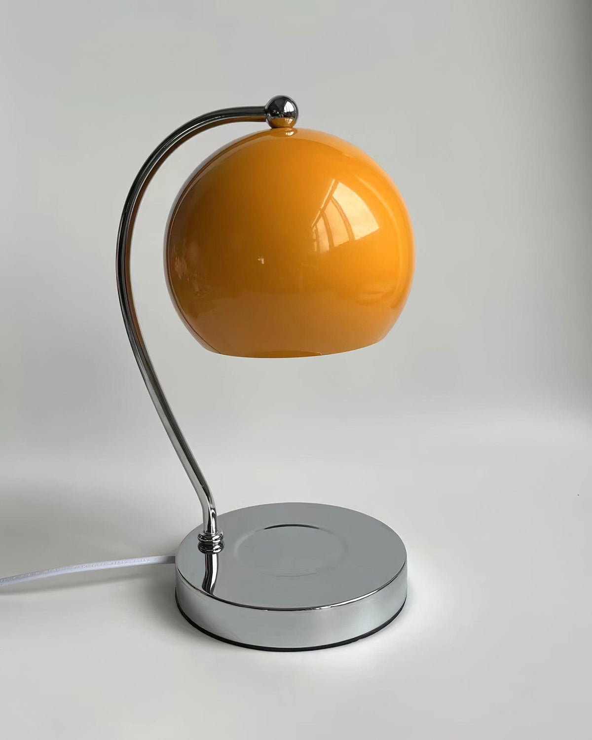 Zephyrce bordslampa i midcentury-modern stil