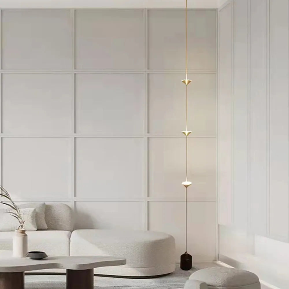 Arisha-täyspitkä minimalistinen linjakas lattiavalaisin, 3 lamppua