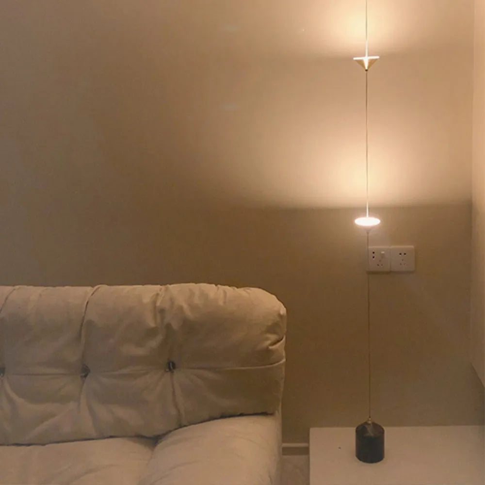 Arisha-täyspitkä minimalistinen linjakas lattiavalaisin, 3 lamppua