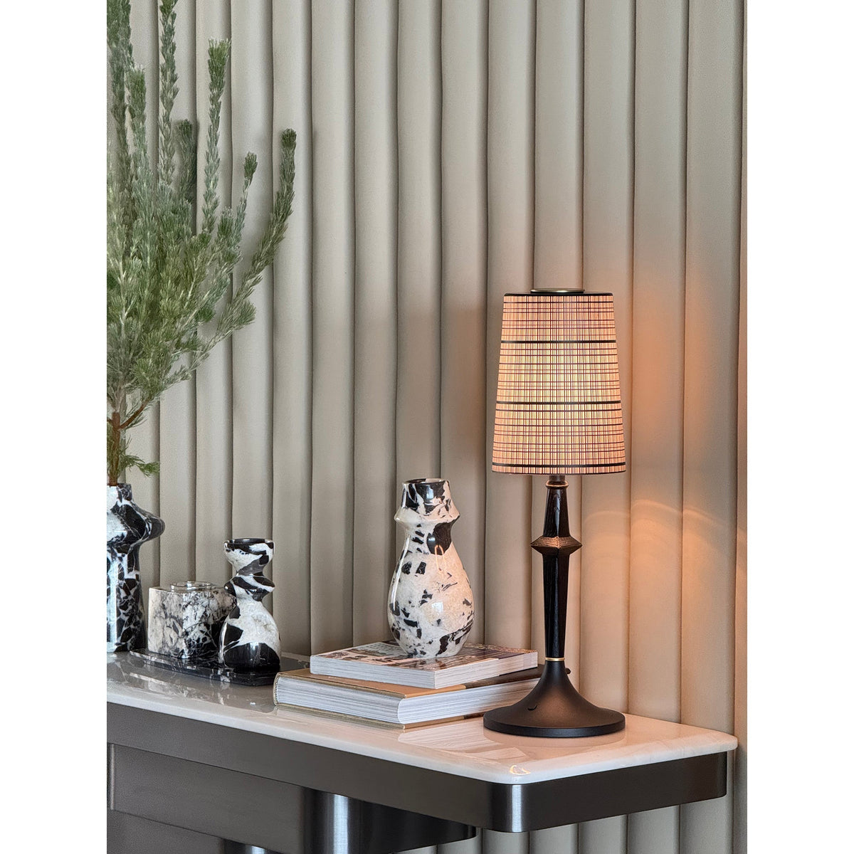 Karma Elvior bordslampa i järn (inbyggt batteri)